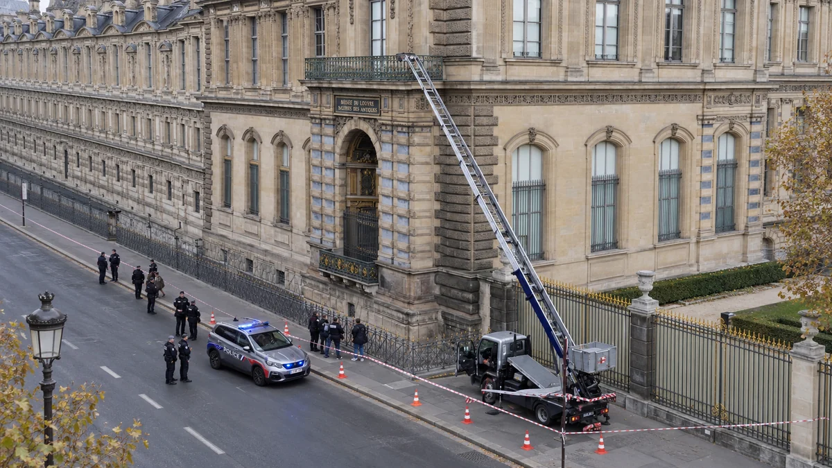 La nacelle contre la façade du Louvre, le 19 octobre 2025.