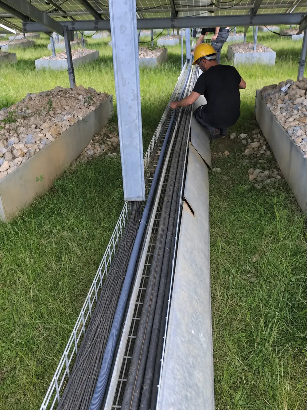 Chemins de câbles sous les tables d’une centrale photovoltaïque
