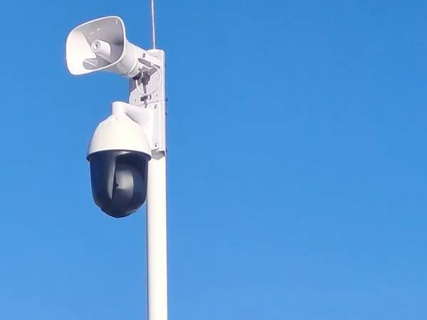 Mât équipé d’une caméra motorisée et d’un haut-parleur de sommation
